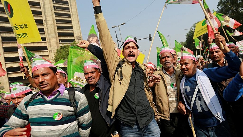 Desperate Indian farmers march on parliament in New Delhi