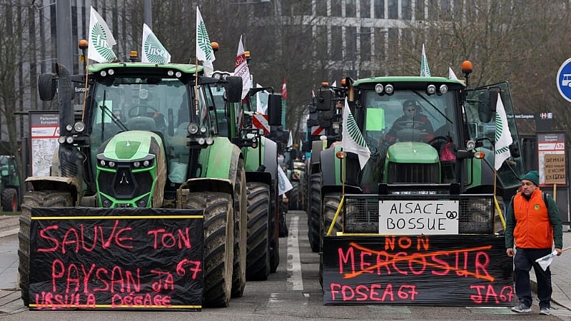 Tractors surround EU Parliament as MEPs vote on Mercosur review