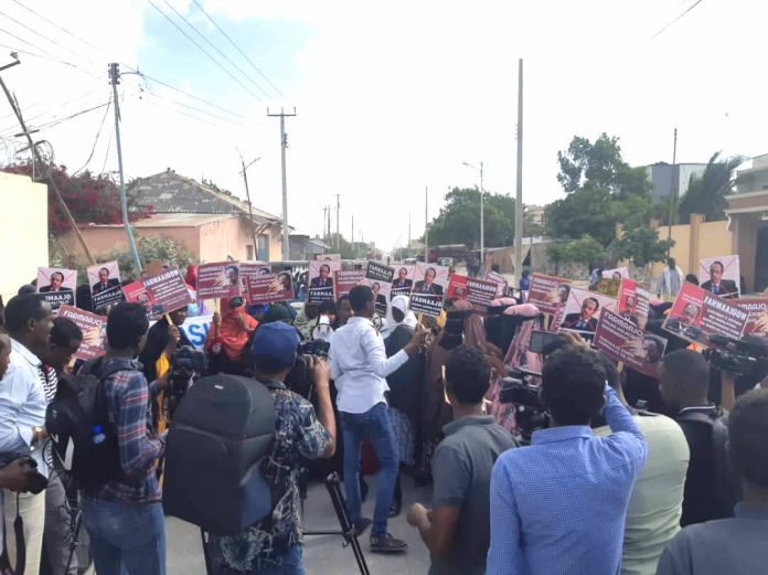 Journalists covering protests detained, beaten; Information Minister threatens with legal consequences for breaching 'Media Law' - Vimarsana News