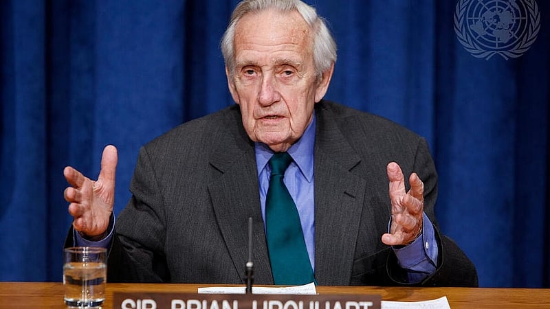 Ο Brian Urquhart, Βρετανός διπλωμάτης που βοήθησε στην ίδρυση του ΟΗΕ, πέθανε σε ηλικία 101 ετών