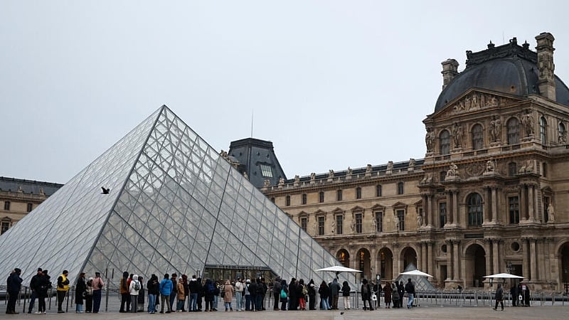 Louvre staff continue strike over conditions, leaving museum partially open