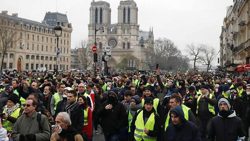 Government spokesman evacuated in Act VIII of Yellow Vest protests in Paris