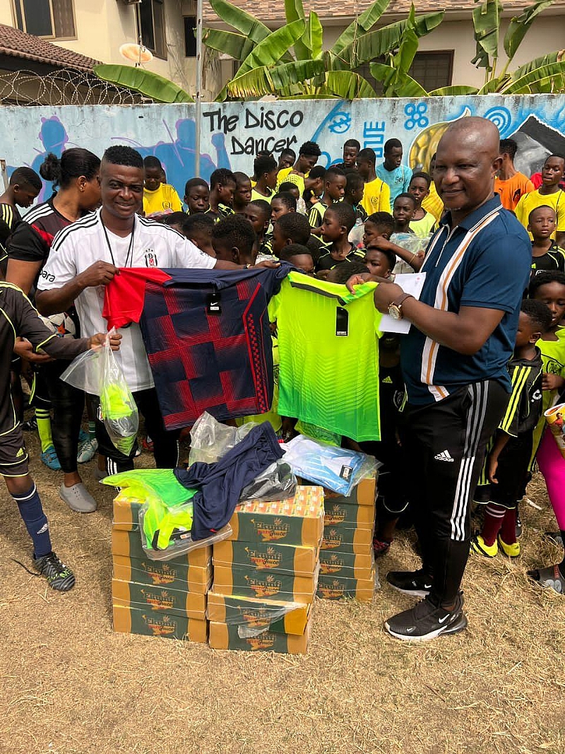 Coach Akwesi Appiah donates to Awudu Issaka Football Academy