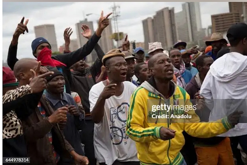 0337　South African’s Economic Crisis South Africa's Social and Economic Crisis: Xenophobia, Apartheid