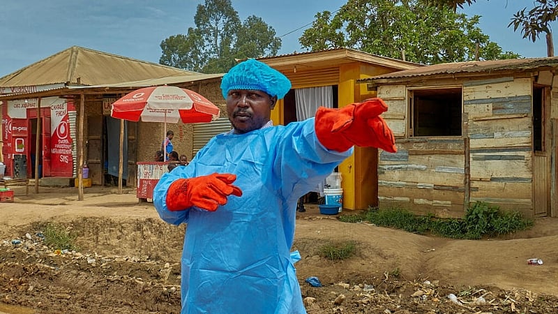 Suspected Ebola cases top 900 in DRC as epidemic spreads, war