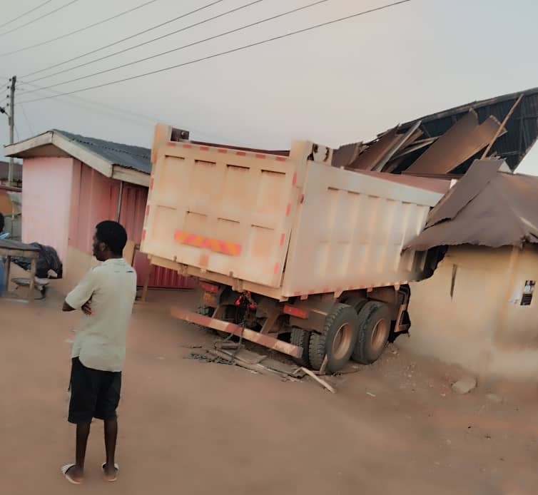 Tipper truck runs into Bishop Obinim's family house at Heman, three injured - Vimarsana News