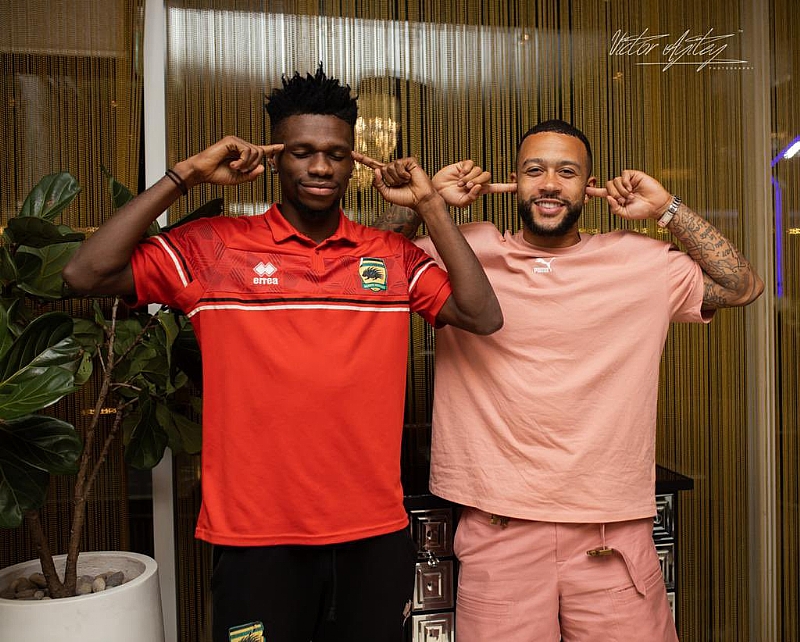 PICTURES: Barcelona forward Memphis Depay chills with Ghana Premier ...