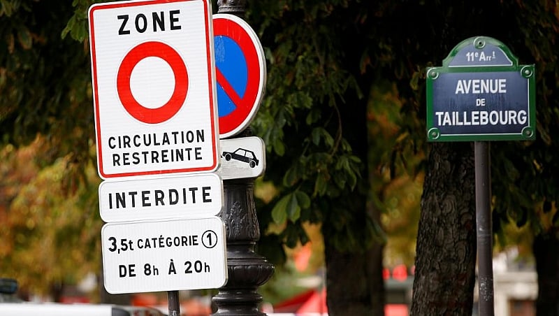 Paris curbs traffic as pollution peaks and temperatures soar