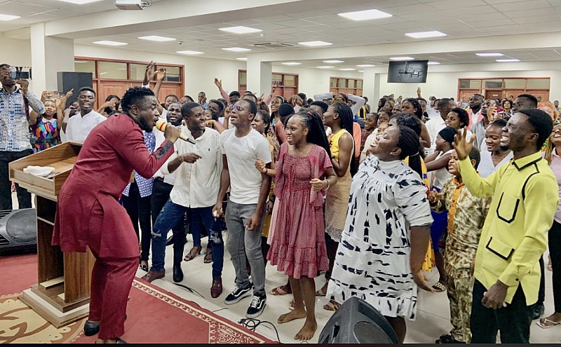 Perez Muzik Leads UniMAC-GIJ Students In Soul-winning Praise