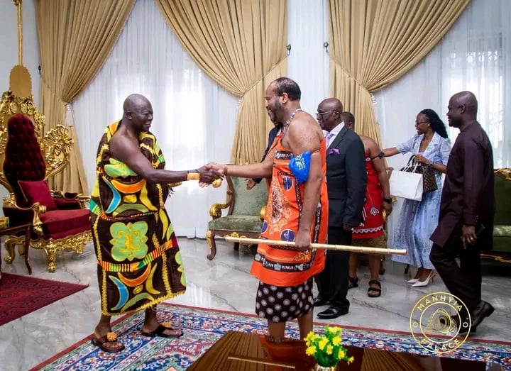 'Otumfuo standing up to exchange pleasantries with King Mswa...