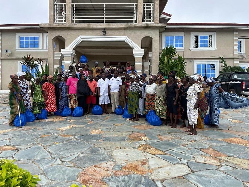 Elmina Paramount Chief distributes hampers to widows during Edina Bakatue Fe