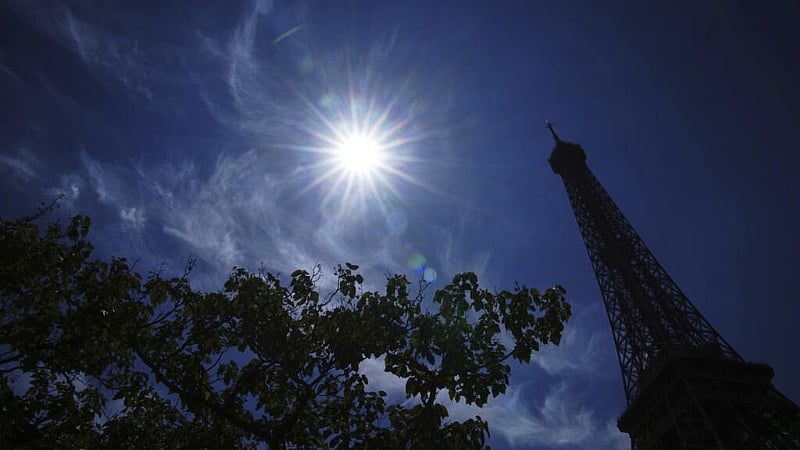 France's carbon emission cuts set to slow again in 2025: rep...