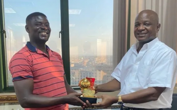 Hearts of Oak: Samuel Boadu presents Best Coach of the Year Award to ...