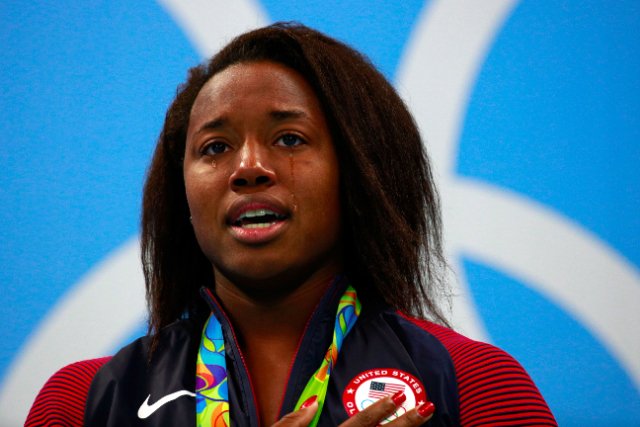 Simone Manuel, first African American woman to win swimming gold, ties ...