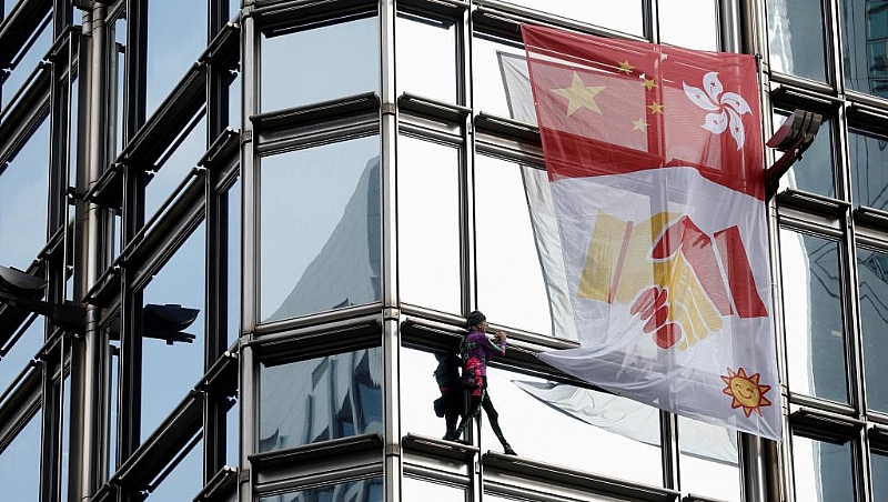 'French Spiderman' hoists peace banner on Hong Kong skyscraper