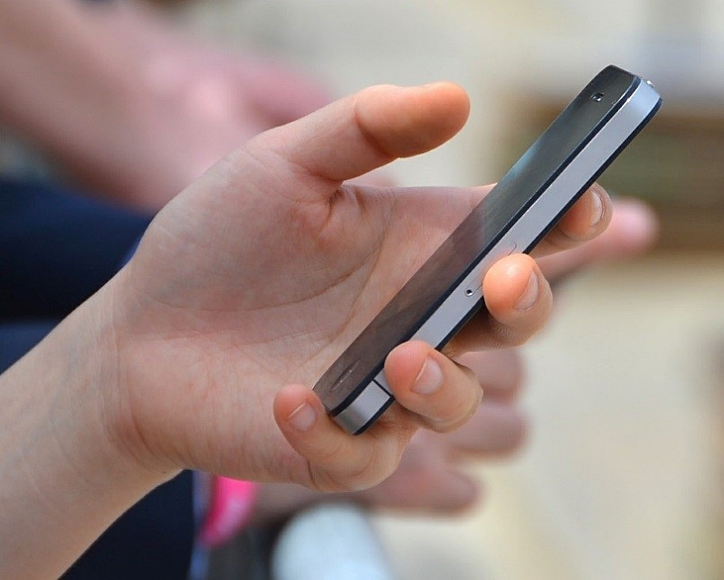 Are your selfies turning to be painful ones? You might be suffering from selfie wrist