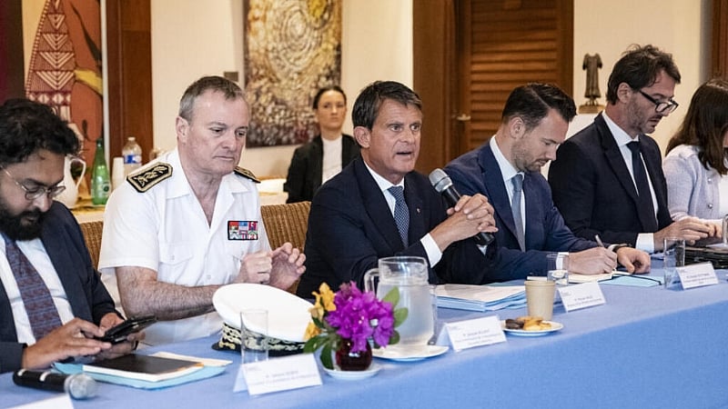 Valls extends visit to New Caledonia as independence deal remains elusive