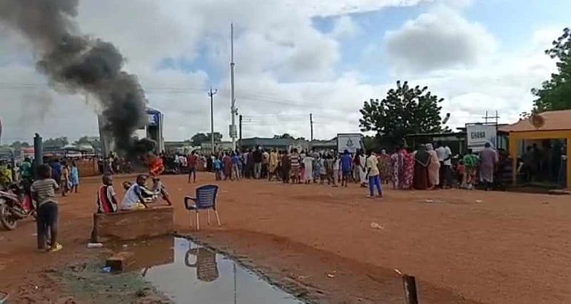 [VIDEO] Residents clash with Immigration Officer over alleged role in border
