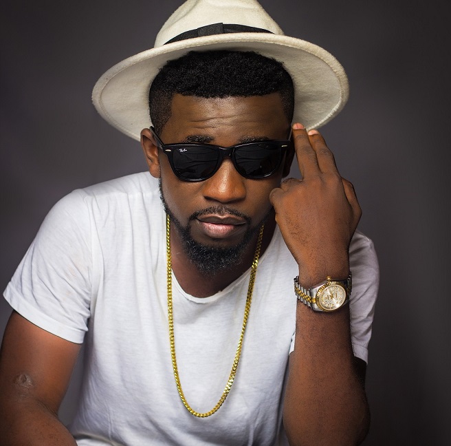 Video - Female Fan Joins Bisa Kdei To Perform #Chingam