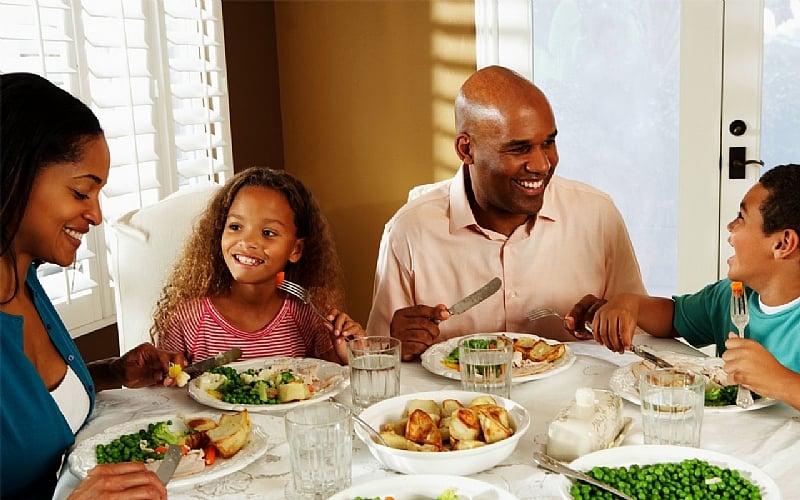 5 Ways To Get Your Family Around The Dinner Table Again