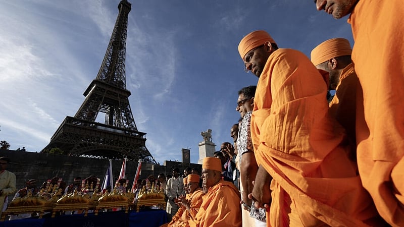 Eiffel Tower workers go on strike after female staff 'sidelined' for Hindu group's visit