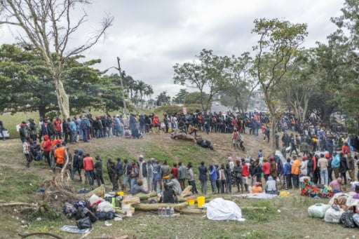 Malawians crowd makeshift S.African camp desperate to get hom