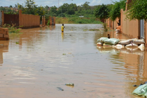 Niger battles deadly floods as city streets swamped