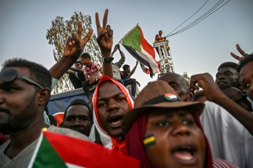 Sudan army orders protesters to tear down barricades