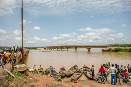 Benin closes river crossing with Niger in escalating trade tensions - Vimarsana News