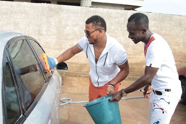 van-vicker-turns-car-wash-attendant-in-ghana