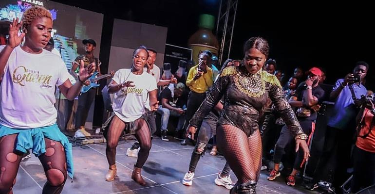 Stonebwoy Fans Throw Bottles At Sista Afia For Performing 'Shatta Wale Song' 