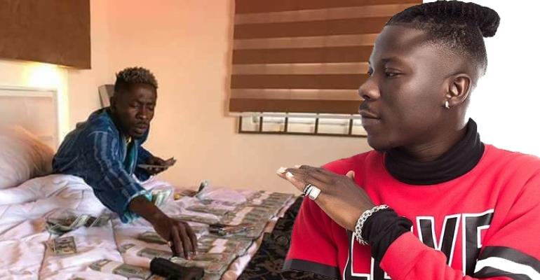 Wise man Stonebwoy will never flaunt his money on social media - Journalist Komfa writes 