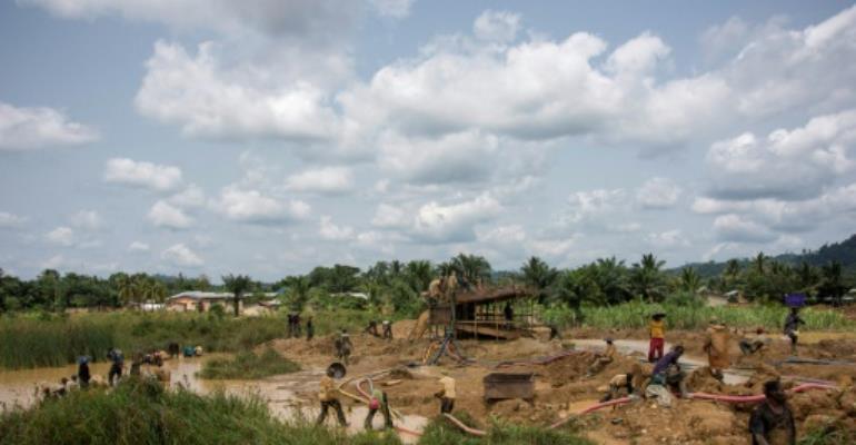 Hunt for survivors after Ghana goldmine collapse