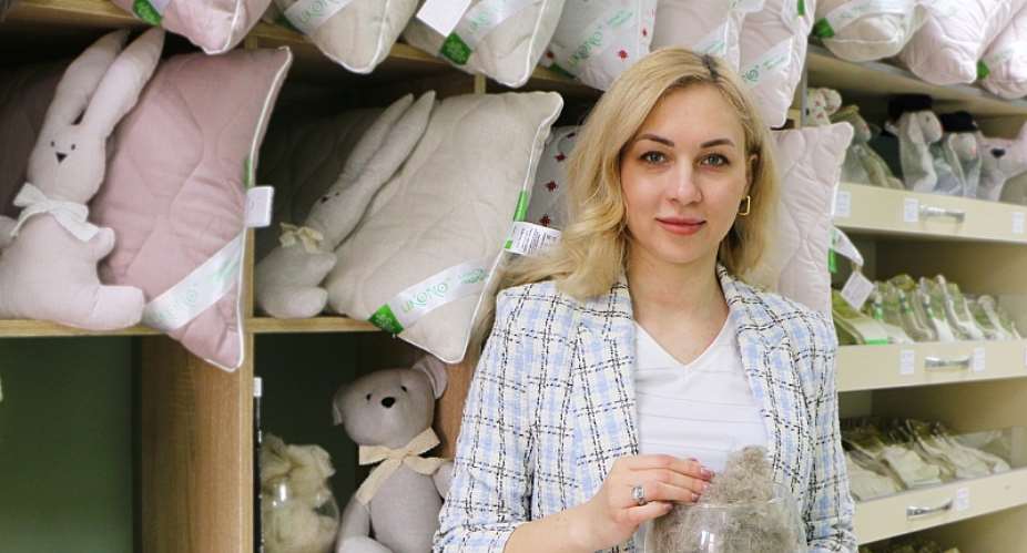 Tetiana’s industrial hemp manufacturing business is creating new jobs for locals and displaced people in northeastern Ukraine. Photo: IOM/Alisa Kyrpychova