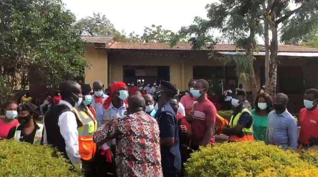 Angry parents of pupils of Achimota Preparatory protest school's closure by GES