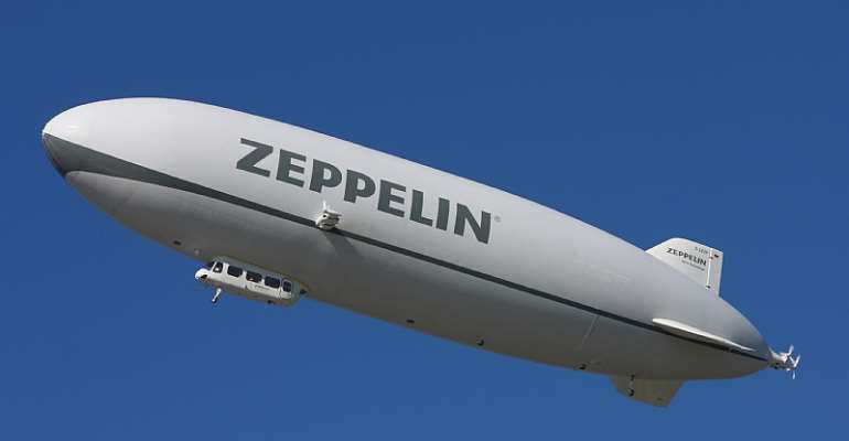 Zeppelin NT D–LZZF in flight (2010) - en.wikipedia.org