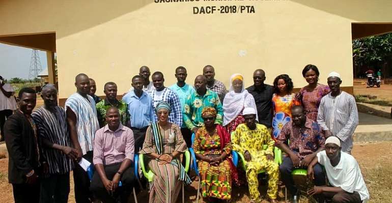 The MCE (middle) with some parents and teachers