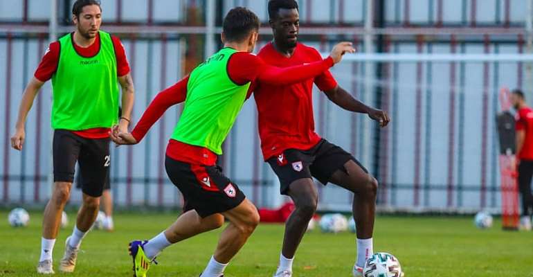 Edwin Gyasi controls