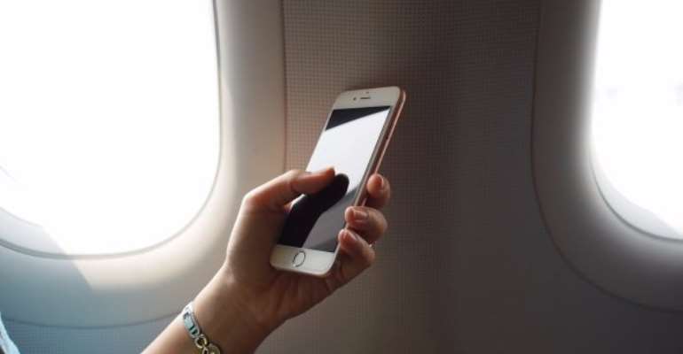 What really happens when you don't turn off your cell phone on plane?