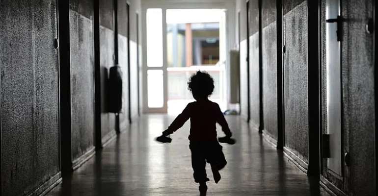 A child in the German Federal State 'Hessian'', the initial reception center for refugees in the town of Gießen.