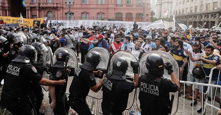 Police clash with fans of Diego Maradona © Getty Images