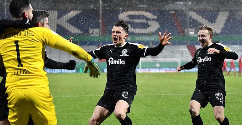 Holstein Kiel feiert die Pokal-Sensation gegen den FC Bayern
Image credit: Getty Images