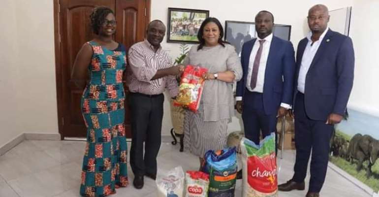The First Lady, third from left in a group photo with members of the Ghana Inter- Rice Professional Body