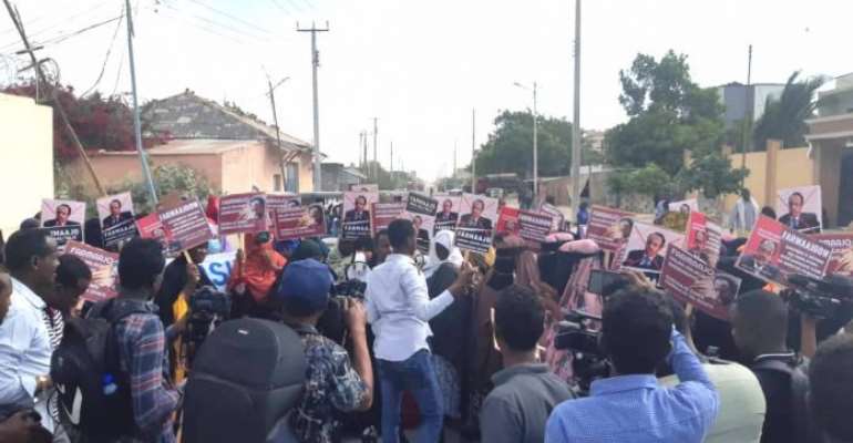 Journalists covering protests detained, beaten; Information Minister threatens with legal consequences for breaching ‘Media Law’