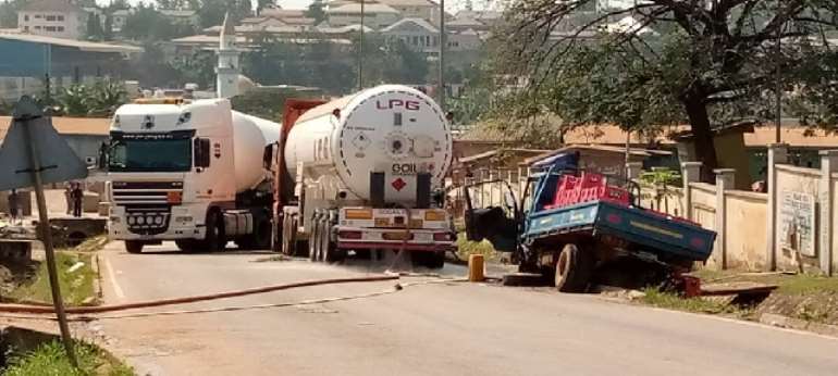A/R: Kia truck crash into gas truck causing gas leakage at Kaase