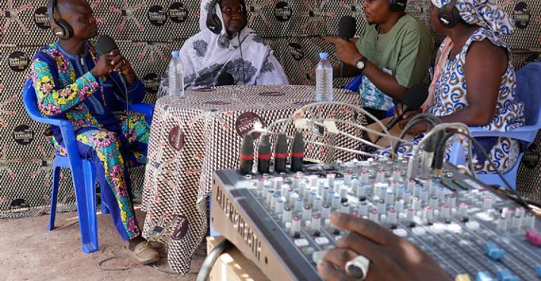 Studio Tamani journalists interviewing Malian women for their daily radio show. - Source: Samuel Turpin/Fondation Hirondelle