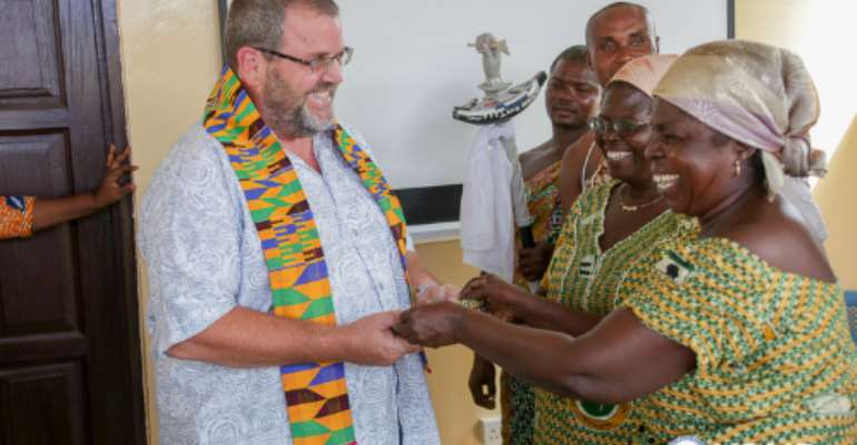 During his trip to the Central and Western Regions, USAID/Ghana Mission Director Andy Karas met with fish mongers and processors. Credit: Yooku Ata-Bedu, USAID/Ghana