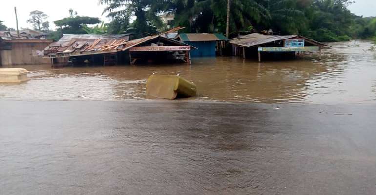 A/R: 6 persons rushed to hospital after flood collapsed buildings