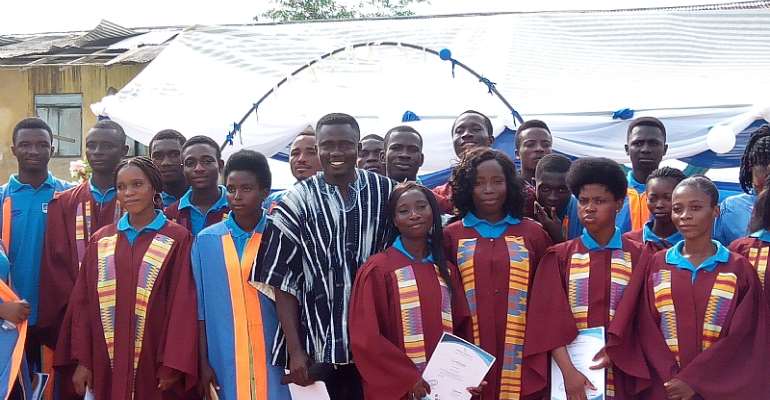 Ellenda Assembly Member, Hon. Emmanuel Nvojo in the middle of the graduands