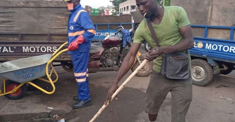 Banker In Suit, Another Sweep Dome Market For Not Wearing Face Masks